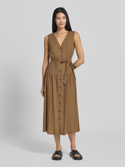 Vrouwenmodel draagt Regular Fit vrijetijdsjurk uit mix van linnen en viscose van s.Oliver RED LABEL, bruin, knopen, strikceintuur, geheel aanzicht van voren.