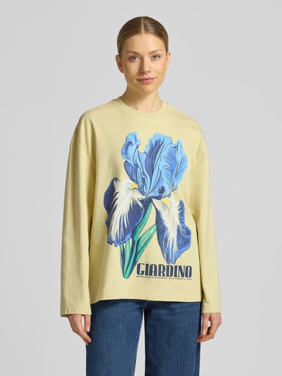 Vrouwenmodel draagt shirt met lange mouwen met motiefprint en ronde hals van Topshop, puur katoen, relaxed fit, ruglengte maat S 63 cm, voorkant bovenlichaam close-up.