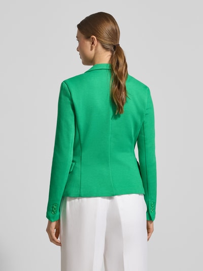 Modelka kobieca nosi Regular Fit Kurzblazer mit Baumwoll-Anteil Modell 'JULIA' von Vero Moda, efekt: jednolity kolor, krój regular fit, kołnierz z połami, zapięcie na 1 guzik, długi rękaw, zakończenie rękawów: nachodzące na siebie guziki, kieszenie z patką, wykończenie materiału: pika, widok całej sylwetki z tyłu