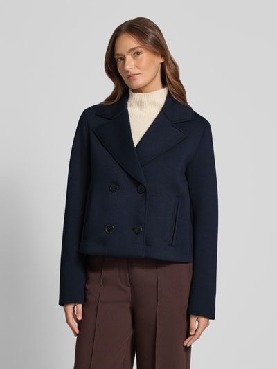 Frauenmodel trägt Regular Fit Jacke mit Viskose-Anteil von Christian Berg Woman Selection in Dunkelblau, Reverskragen, doppelte Knopfleiste, Eingrifftaschen, Elastischer-Material-Mix, Vorderansicht, Nahaufnahme Oberkörper.