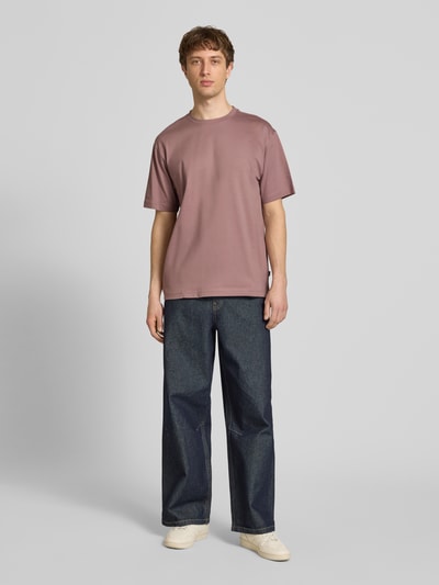 Männermodel trägt Relaxed Fit T-Shirt aus reiner Baumwolle Modell 'FRED LIFE' von Only & Sons, unifarben, Rundhals, Kurzarm, Ganzkörperansicht von vorne