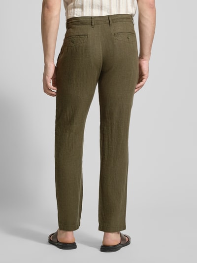 Männermodel trägt Leinenhose mit Schnürung und Gesäßtaschen von MCNEAL in Oliv, Regular-Fit aus reinem Leinen, Ganzkörperansicht Rückansicht.