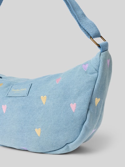Produktfoto, Bauchtasche in Denim-Optik von Studio Noos aus Baumwoll-Mix mit Herz-Motiv-Stitchings, Label-Detail, breitem Schulterriemen, sichtbares Hauptfach mit Reißverschluss, pastellblaue und rosafarbene Akzente, strukturierte Oberfläche, gerundete Form, Maße circa 38x16x10 cm.