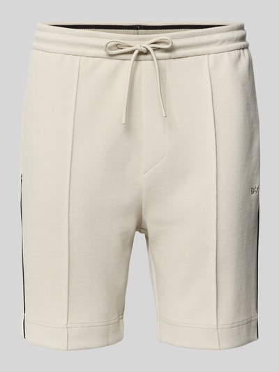 Produktfoto, Shorts von BOSS in Creme, mit strukturierter Oberfläche, sichtbarer Kordel, Seitennähte in Kontrastfarbe.