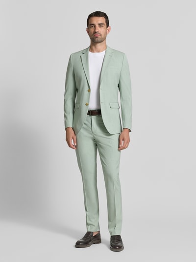 Männermodel trägt lichtgroen Slim Fit Sakko mit viscose-Anteil model 'LIAM' van Selected Homme, Heren Sakko, Ganzkörperansicht von vorne