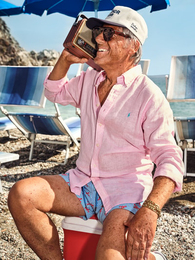 Männermodel trägt Regular Fit Freizeithemd aus reinem Leinen von Polo Ralph Lauren, Optik: Unifarben, Flammgarn-Struktur, Ganzkörperansicht von vorne.