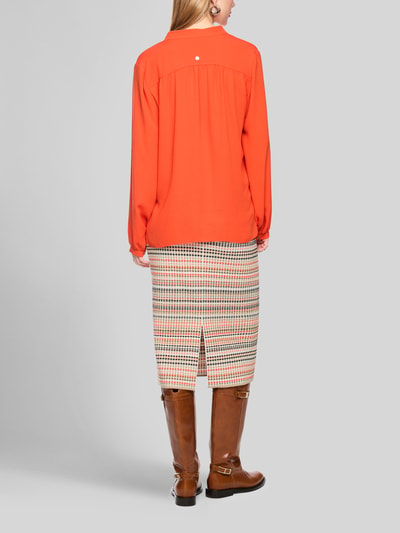 Vrouwenmodel draagt Regular Fit Bluse mit V-Ausschnitt von Marc Cain in oranje met opstaande kraag en plooien, Ruglengte maat 36: 63 cm, Mouwlengte maat 36: 65 cm, Ganzkörperansicht Rückansicht.