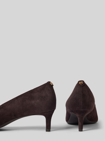 Produktfoto, Pumps aus echtem Leder Modell 'Alina' von MICHAEL Michael Kors in Suede-Optik, dunkles Braun, spitze Form, 5 cm Absatzhöhe