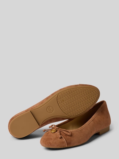 Productfoto, ballerina uit echt leer model 'Piper' van MICHAEL Michael Kors, afgewerkt met sierstrik, logodetail, gladde zool, bruin