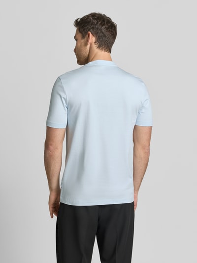 Männermodel trägt Regular Fit T-Shirt aus reiner Baumwolle Modell 'C-THOMPSON 89' von BOSS, Optik: Unifarben, Ganzkörperansicht Rückansicht.