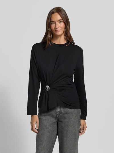 Vrouwenmodel draagt zwart shirt met lange mouwen van DRYKORN, Model 'ALITH', met drapering, ronde hals, slim fit, stretchmateriaal, ruglengte maat S: 59 cm, vooraanzicht busteshot.
