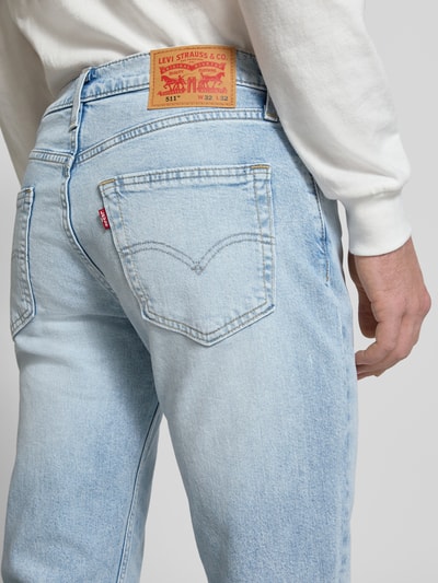 Männermodel trägt Slim Fit Jeans im 5-Pocket-Design Modell '511®' von Levi's®, hellblau, Baumwoll-Lyocell-Anteil, Rückansicht Nahaufnahme.