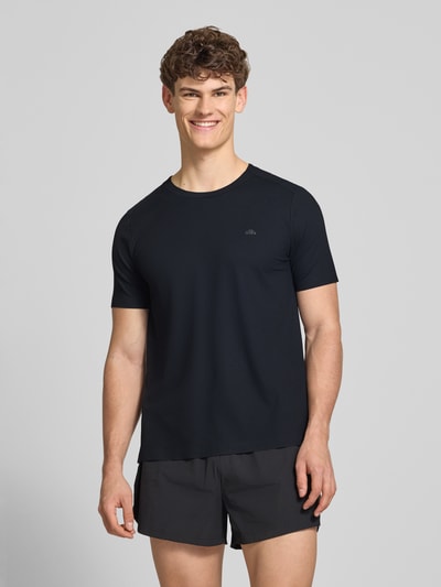 Männermodel trägt T-Shirt mit Strukturmuster Modell 'TELLER TEE' von Ellesse in Schwarz, Regular Fit, Logo, Nahaufnahme Oberkörper.