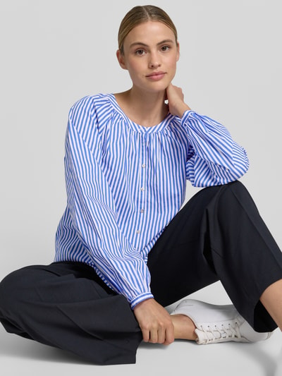 Frauenmodel trägt Regular Fit Bluse mit Rundhalsausschnitt von Christian Berg Woman, Reine Baumwolle, Allover-Look, Knopfleiste, Ganzkörperansicht von vorne.