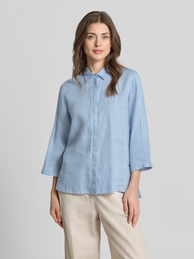 Frauenmodel trägt Regular Fit Hemdbluse aus reinem Leinen Modell 'VICKY' von Brax, Optik: Unifarben, Flammgarn, Ganzkörperansicht von vorne.