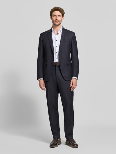 Männermodel trägt wit Super Slim Fit Businesshemd aus katoenmix van OLYMP No. Six, zakelijk overhemd voor heren, Ganzkörperansicht von vorne