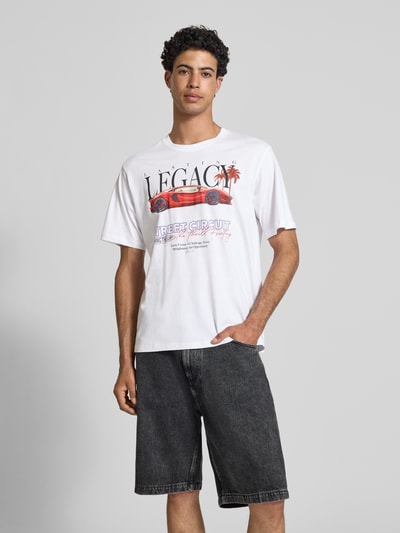Männermodel trägt weißes Relaxed Fit Herren T-Shirt mit Statement-Print Modell 'Photo' von Jack & Jones aus Reiner Baumwolle, Ganzkörperansicht von vorne.