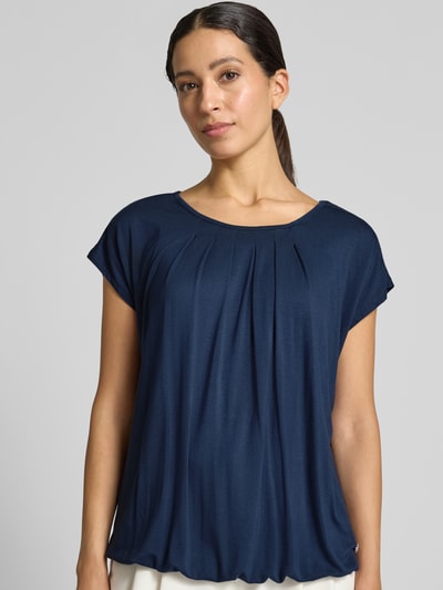 Frauenmodel trägt Relaxed Fit T-Shirt aus Viskose-Mix Modell 'Minou' von ZABAIONE in Dunkelblau mit Raffungen und elastischem Bund, Nahaufnahme Oberkörper.