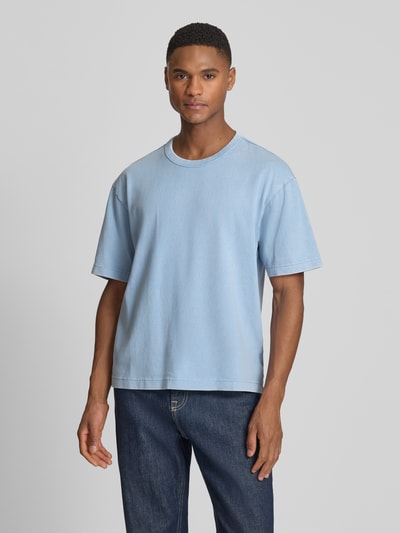 Mężczyzna nosi Cropped T-Shirt mit Rundhalsausschnitt von GAP, jasnoniebieska bawełna, proste cięcie, przód, całkowity widok sylwetki.