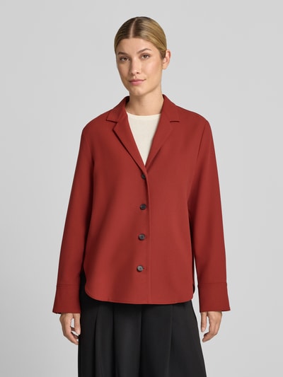 Frauenmodel trägt Bluse mit Knopfleiste von windsor., Material-Mix mit Viskose-Anteil, lockere Passform, Ganzkörperansicht von vorne.