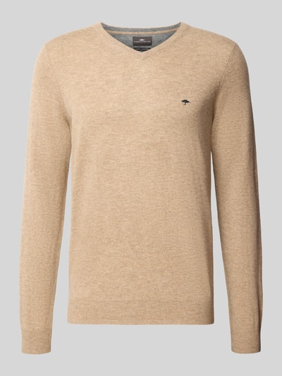 Produktfoto, Wollpullover aus Woll-Kaschmir-Mix von Fynch-Hatton in Beige, Strick-Optik, V-Ausschnitt, Logo-Stitching, gerade Passform.