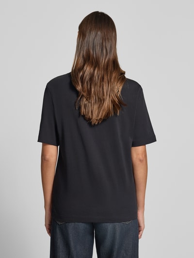 Kobiece modelka nosi damski t-shirt w kolorze czarnym, prosty fason, gładka tekstura, Regular Fit T-Shirt aus reiner Baumwolle Modell 'Dashire_5' od HUGO, damski t-shirt, widok całej sylwetki z tyłu
