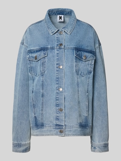 Produktfoto, Jeansjacke mit rückseitigem Label-Patch von Karo Kauer, Reine Baumwolle, Loose-Fit, Kentkragen, Knopfleiste, Pattentaschen mit Knopfverschluss, seitliche Eingrifftaschen, mittleres Blau, deutliche Nähte, strukturierte Oberfläche