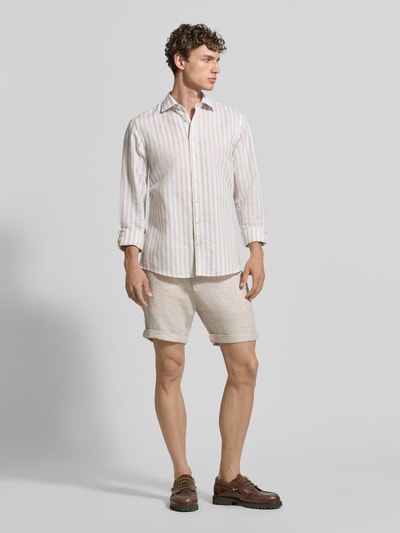Männermodel trägt Slim Fit Business-Hemd aus Leinen-Mix mit Kentkragen von Jake*s in Beige mit Streifen, Langärmelig, Ganzkörperansicht von vorne, durchgängige Knopfleiste, Sportmanschetten, Rückenlänge 77 cm, Schulterbreite 48 cm, Ärmellänge 68 cm, Baumwoll-Anteil.