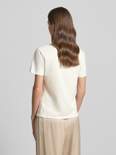 Frauenmodel trägt T-Shirt mit Motiv-Print und Strasssteinbesatz von Marc Cain, Damen T-Shirt aus Reine Baumwolle, Regular-Fit, Rundhalsausschnitt, Rückenlänge bei Größe 36: 57 cm, Ganzkörperansicht Rückansicht.