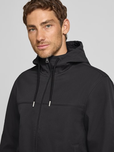 Männermodel trägt Regular Fit Funktionsjacke mit Kapuze von Tom Tailor Denim in Schwarz, glatte Textur, Nahaufnahme Oberkörper, Herren Funktionsjacke von Tom Tailor Denim