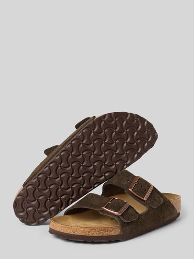 Produktfoto, Slippers aus echtem Leder Modell 'Arizona' von Birkenstock in Dunkelbraun mit Logo-Detail, runder Form und Struktursohle, Absatzhöhe 4 cm.