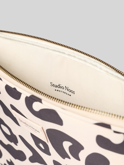 Produktfoto, Laptop-Tasche mit Logo-Print Modell 'Puffy' von Studio Noos, Animal-Print in Beige und Schwarz, Reißverschluss, glatte Stoffstruktur.