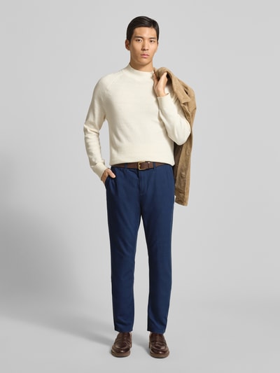 Männermodel trägt Slim Fit Stoffhose mit französischen Eingrifftaschen von MCNEAL, Material-Mix mit Viskose-Anteil, Ganzkörperansicht von vorne.
