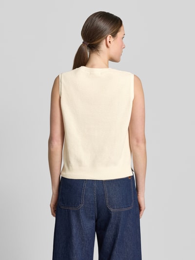 Frauenmodel trägt Weste mit Strukturmuster von Christian Berg Woman in Beige aus Reine Baumwolle und Regular-Fit, Rückenlänge 50 cm, Ganzkörperansicht Rückansicht.