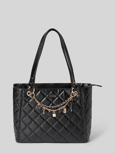 Produktfoto, czarna pikowana Umhängetasche mit Ketten-Detail Modell 'LIBBY NOEL TOTE' od Guess, złote aplikacje, Szerokość w rozmiarze 1: 34 cm, długość 26 cm, głębokość 11 cm, długość paska na ramię 58 cm, główna komora na zamek