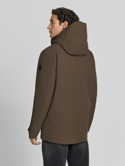 Männermodel trägt Regular Fit Jacke mit aufgesetzten Taschen Modell 'Liam' von Didriksons in Braun, Kapuze, Rückansicht, Ganzkörperansicht. Herren Jacke, Rückenlänge 79 cm, Schulterbreite 44 cm, Brustweite 45 cm, Ärmellänge 70 cm.