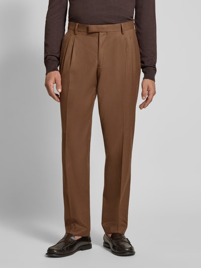 Männermodel trägt Straight Fit Hose mit Viskose-Anteil von MCNEAL in Braun mit Bügelfalten und Gesäßtaschen, Ganzkörperansicht von vorne.
