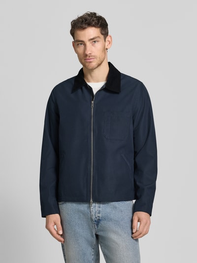 Männermodel trägt Jacke mit Kentkragen in Cord-Optik Modell 'ROBIN' von Samsøe Samsøe, Gerader-Schnitt, Dunkelblau, Ganzkörperansicht von vorne. Rücklänge 63 cm, Schulterbreite 43 cm, Brustweite 58 cm, Ärmellänge 66 cm, Zweiwege-Reißverschluss, Brusttasche, Seitliche Eingrifftaschen.