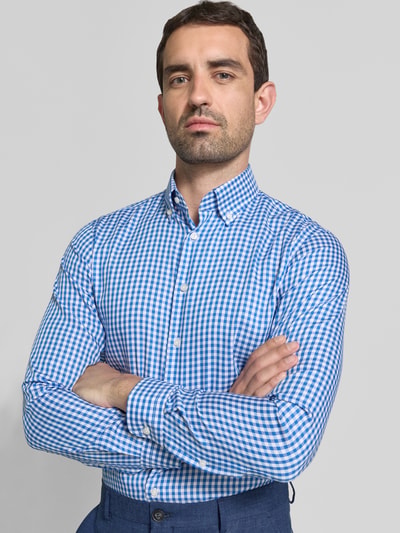 Männermodel trägt Regular Fit Business-Hemd mit Button-Down-Kragen von Christian Berg Men mit Vichy-Karo, Nahaufnahme Oberkörper.