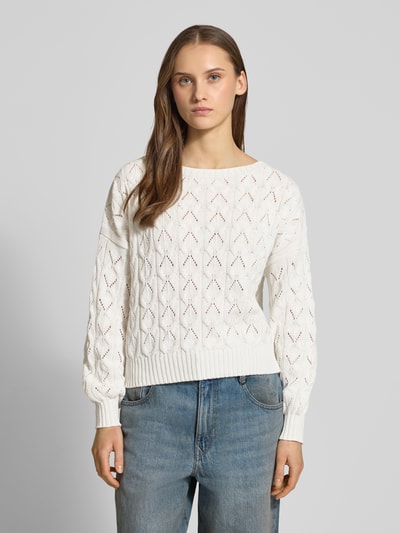 Frauenmodel trägt Relaxed Fit Pullover aus Baumwoll-Mix Modell 'BRYNN' von ONLY, Optik: Unifarben, Stricktextur, Nahaufnahme Oberkörper.
