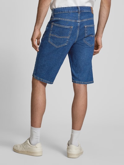 Männermodel trägt Regular Fit Jeansshorts aus katoenmix model 'CASH BERMUDA' van Pepe Jeans in denimlook met labelpatch, studs, riemlussen, contrastnaden, knoop- en ritssluiting en 5-pocketmodel, katoenmix, Ganzkörperansicht Rückansicht.