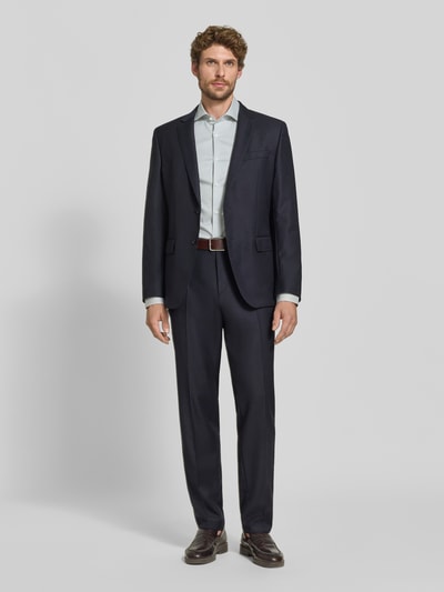 Männermodel trägt Slim Fit Businesshemd aus Baumwoll-Mix Modell 'HANK' von BOSS, dezentes Hellblau, glatte Textur, Ganzkörperansicht von vorne, Herren Businesshemd von BOSS.