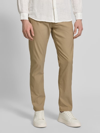 Männermodel trägt Fein strukturierte Hose mit Label-Detail von Pierre Cardin aus Baumwoll-Mix mit Stretch-Anteil, Regular-Fit, Nahaufnahme Oberkörper.