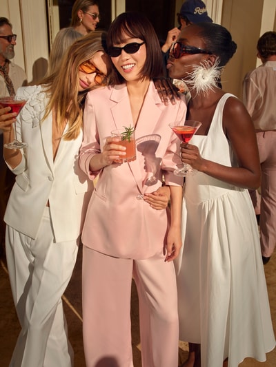 Frauenmodel trägt Relaxed Fit Blazer mit Reverskragen von Jake*s Collection, rosa Farbe, Knopfverschluss, Paspeltaschen, Ganzkörperansicht von vorne. Kontext: Damen Blazer, Rückenlänge 67 cm, Brustweite 49 cm, Ärmellänge 61 cm.