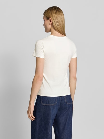 Frauenmodel trägt T-Shirt mit Motiv-Print und Rundhalsausschnitt von Zero, Baumwoll-Mix mit Stretch-Anteil, gerader Schnitt, Rückenlänge 53 cm bei Größe 36, Ganzkörperansicht Rückansicht.