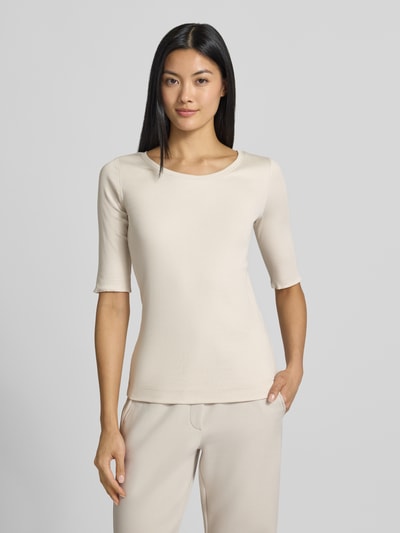 Frauenmodel trägt T-Shirt in Ripp-Optik mit Rundhalsausschnitt von Marc Cain, hellbeige, Slim Fit, Baumwoll-Elasthan-Mix, Ganzkörperansicht von vorne.