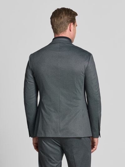 Männermodel trägt Regular Fit Sakko mit Viskose-Anteil Modell 'Data' von CINQUE, grauer Farbton, glatte Textur, Ganzkörperansicht Rückansicht. Elastischer Material-Mix, Reverskragen, 2-Knopfleiste, Pattentaschen.