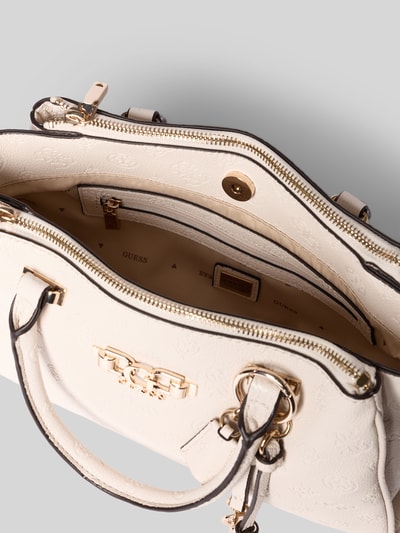 Produktfoto, kremowa Handtasche mit Allover-Logo-Prägung Modell 'Anise' von Guess, podzielona komora główna z magnetycznym zapięciem, odpinane uchwyty i pasek na ramię, złote detale, strukturalna faktura, szerokość w rozmiarze 1: 31 cm, długość 19 cm, głębokość 12 cm, długość paska na ramię 116 cm