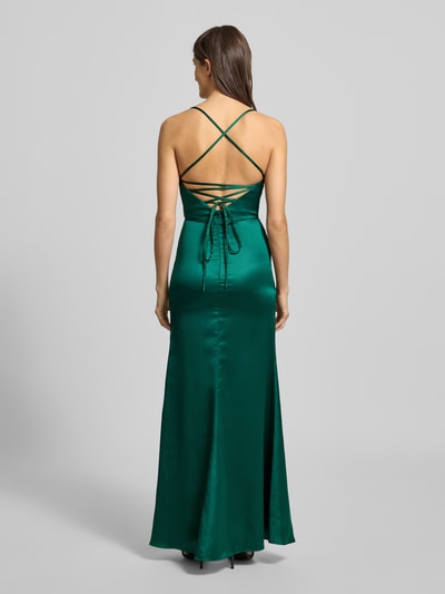 Frauenmodel trägt Slim Fit Abendkleid mit Gehschlitz von Luxuar, Satin, Spaghettiträger, Rückansicht, Ganzkörperansicht