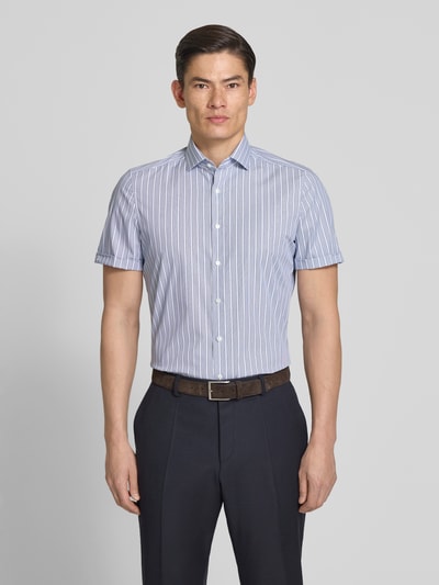 Männermodel trägt Slim Fit Business-Hemd mit Blockstreifen und Kentkragen von OLYMP Level Five, Knopfleiste, Streifenmuster, Ganzkörperansicht von vorne. Rückenlänge 85 cm, Schulterbreite 42 cm, Ärmellänge 22 cm, Größe 40.